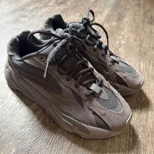 Adidas Yeezy Boost 700 V2 Mens 6.5 Vanta Black Suede Reflective FU6684‎ Sneaker